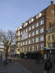 907403 Gezicht op de voorgevel van het pand Neude 4-5 ('Wyersgebouw') te Utrecht, dat verbouwd wordt tot Stayokay ...
